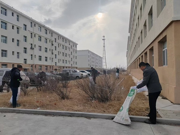 額鹽公司黨委組織開展我們的節(jié)日——“傳承雷鋒精神，守護母親湖畔”志愿服務(wù)活動